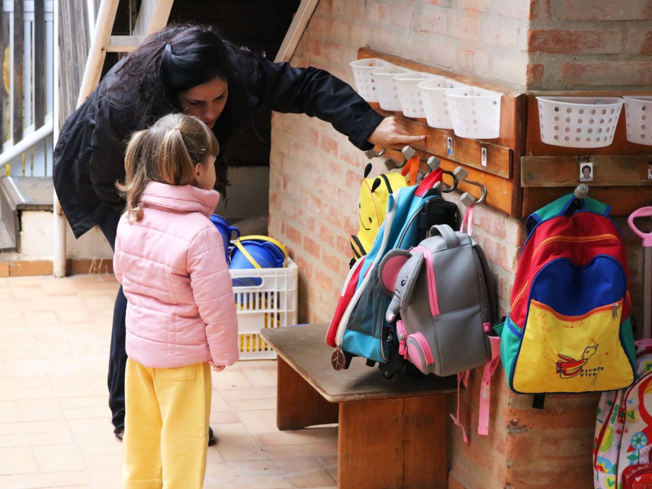 criança e professora juntas na escola